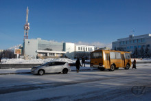 bu and car in front of sqaure
